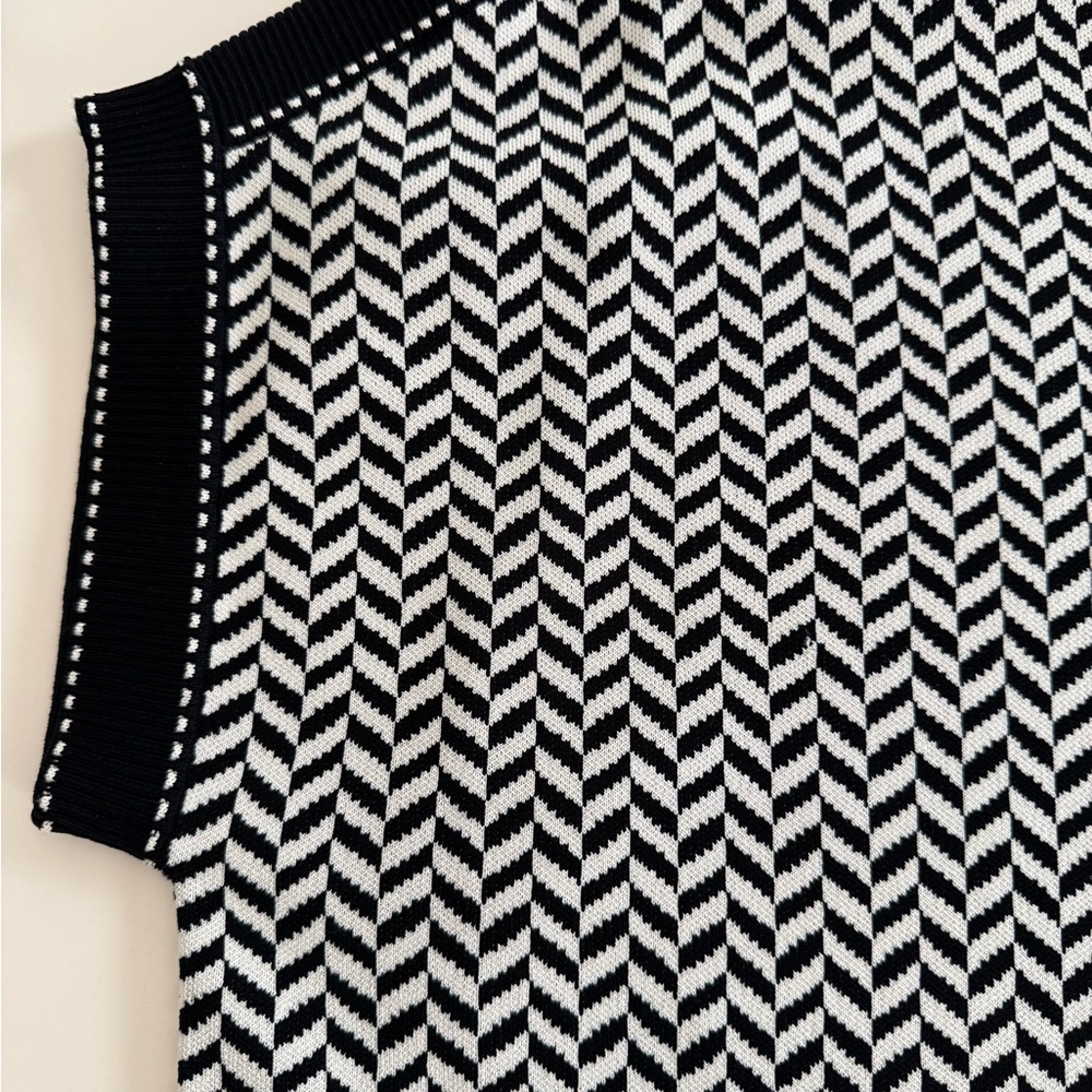 Carolina Herrera Luxury Black and Cream Generous Fit Patterned Top LIKE NEW - Picture 4 of 7